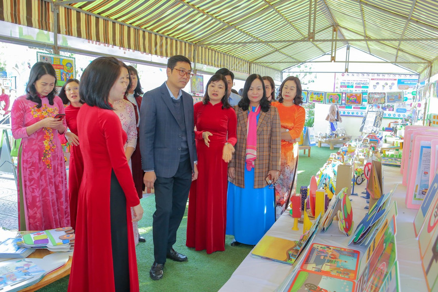 Cán bộ quản lý và giáo viên các trường mầm non tham quan triển lãm đồ dùng giáo dục an toàn giao thông cho trẻ mầm non.