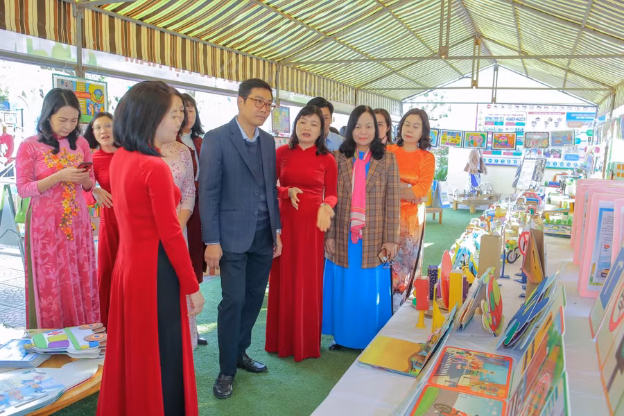 Cán bộ quản lý và giáo viên các trường mầm non tham quan triển lãm đồ dùng giáo dục an toàn giao thông cho trẻ mầm non.