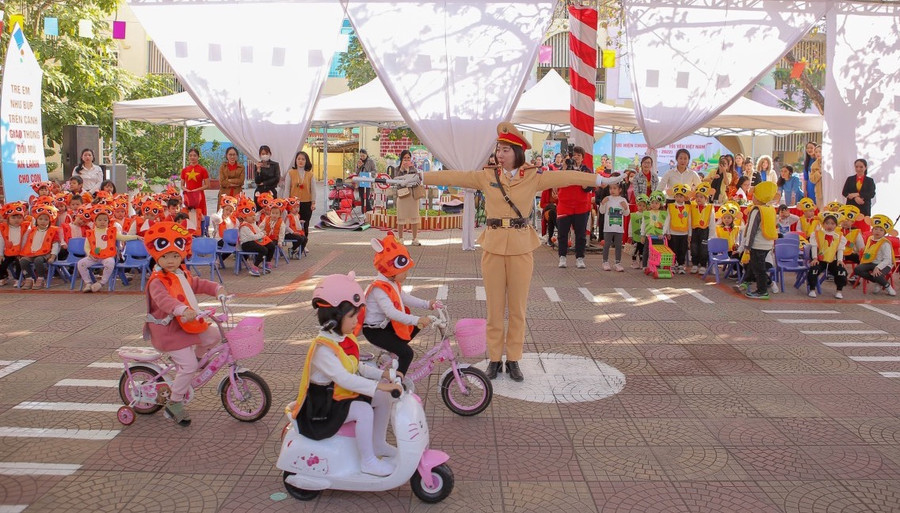 Giáo dục trẻ hiểu về luật lệ giao thông tại các hoạt động ngoại khóa ở trường mầm non. Giáo dục trẻ hiểu về luật lệ giao thông tại các hoạt động ngoại khóa ở trường mầm non.