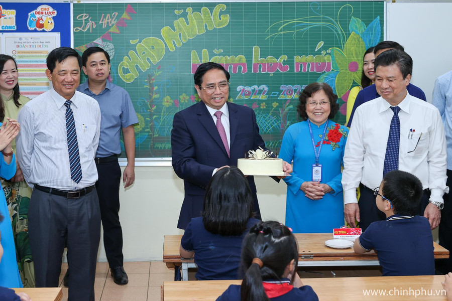 Thủ tướng Phạm Minh Chính, Thứ trưởng Bộ GD&ĐT Nguyễn Hữu Độ thăm lớp học tại Trường Tiểu học Đoàn Thị Điểm. Thủ tướng Phạm Minh Chính, Thứ trưởng Bộ GD&ĐT Nguyễn Hữu Độ thăm lớp học tại Trường Tiểu học Đoàn Thị Điểm.