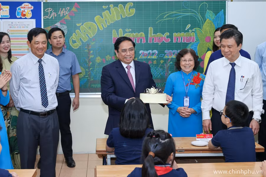 Thủ tướng Phạm Minh Chính, Thứ trưởng Bộ GD&amp;ĐT Nguyễn Hữu Độ thăm lớp học tại Trường Tiểu học Đoàn Thị Điểm.