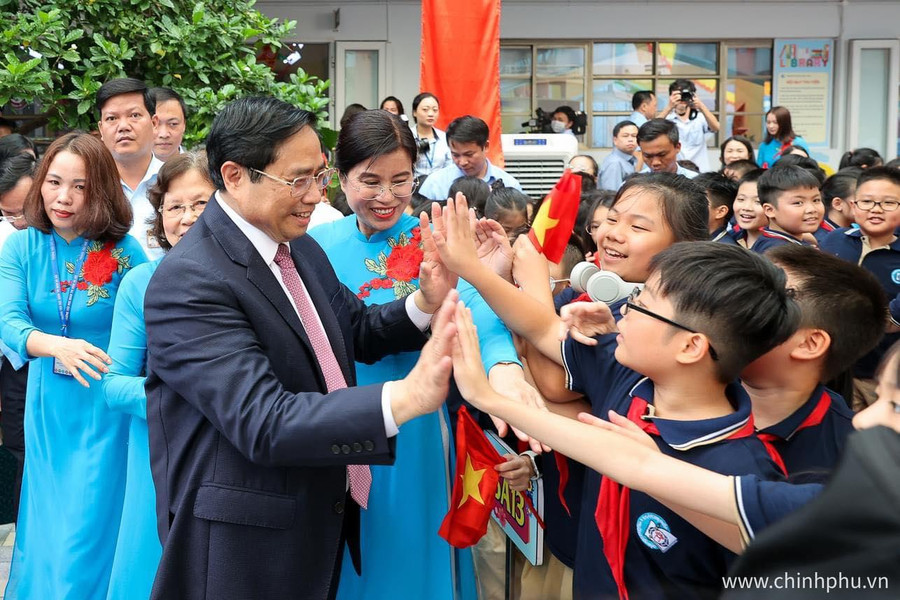 Thủ tướng trò chuyện với các em học sinh Trường tiểu học Đoàn Thị Điểm (Hà Nội) Thủ tướng trò chuyện với các em học sinh Trường tiểu học Đoàn Thị Điểm (Hà Nội)
