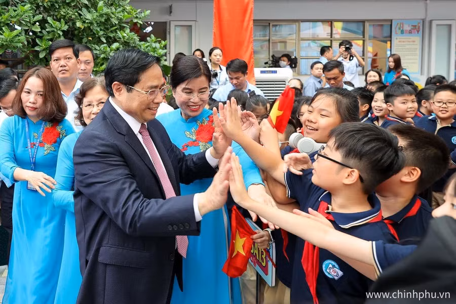 Thủ tướng trò chuyện với các em học sinh Trường tiểu học Đoàn Thị Điểm (Hà Nội)