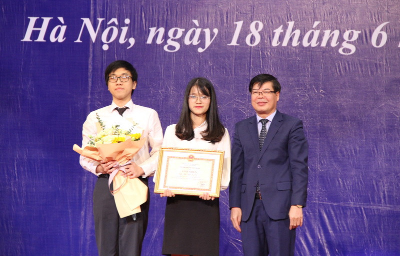 TS Trần Quang Huy trao giấy khen cho sinh viên có thành tích học tập xuất sắc toàn khóa 40. TS Trần Quang Huy trao giấy khen cho sinh viên có thành tích học tập xuất sắc toàn khóa 40.