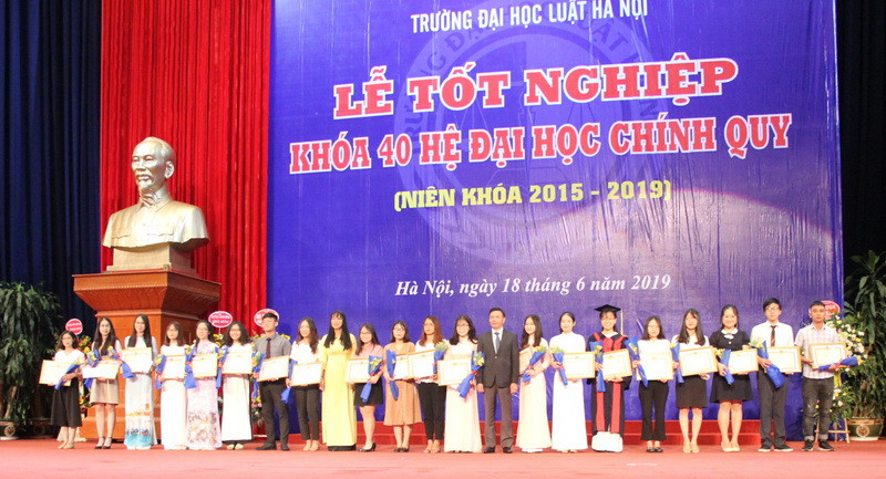 Lãnh đạo nhà trường trao giấy khen cho các sinh viên có thành tích xuất sắc trong học tập. Lãnh đạo nhà trường trao giấy khen cho các sinh viên có thành tích xuất sắc trong học tập.
