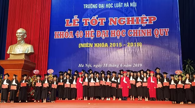 Gần 2.000 sinh viên được công nhận và trao bằng tốt nghiệp cử nhân ngành Luật.