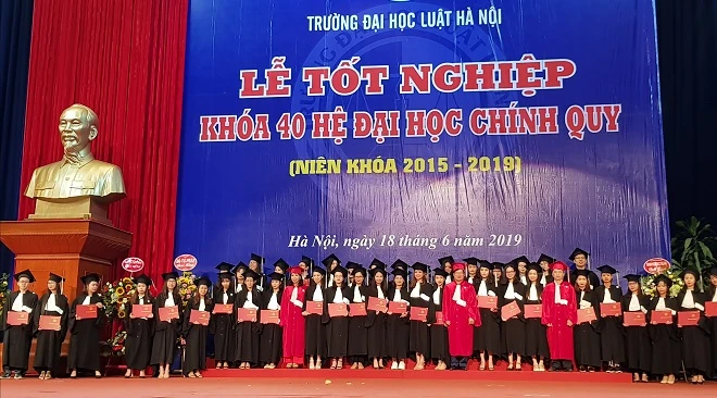 Gần 2.000 sinh viên được công nhận và trao bằng tốt nghiệp cử nhân ngành Luật.