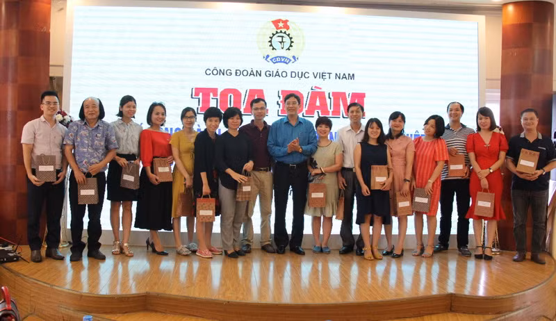 TS Vũ Minh Đức chúc mừng các phóng viên nhà báo nhân kỷ niệm 94 năm Ngày báo chí Cách mạng Việt Nam 21/6/2019