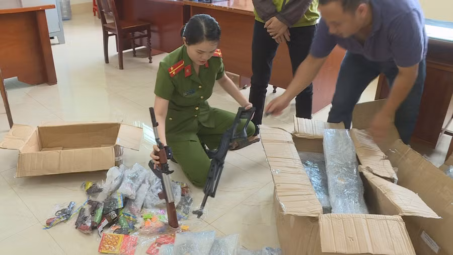 Lực lượng chức năng phát hiện vụ mua bán súng đồ chơi trẻ em.