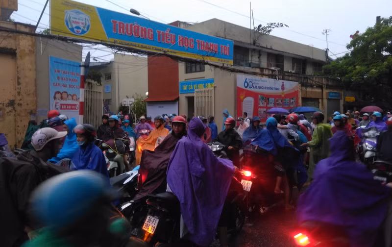 Cảnh tắc đường khu vực Trường tiểu học Thanh Trì.