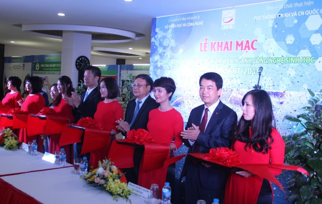 Các đại biểu cắt băng khai mạc.