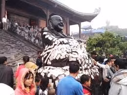 Nhét tiền cho Phật - hành vi phản cảm cần ngăn chặn ngay