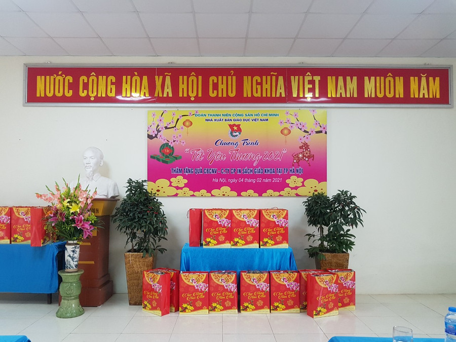 Trao tặng 05 suất quà (mỗi suất 2 triệu đồng) cho 5 cán bộ nhân viên bệnh hiểm nghèo, hoàn cảnh khó khăn trong hệ thống NXBGDVN.