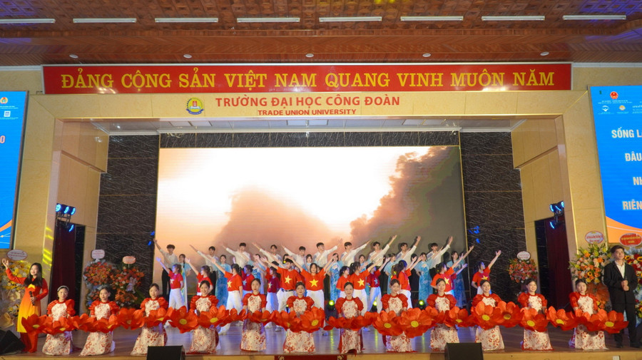 Văn nghệ chào mừng. Văn nghệ chào mừng.