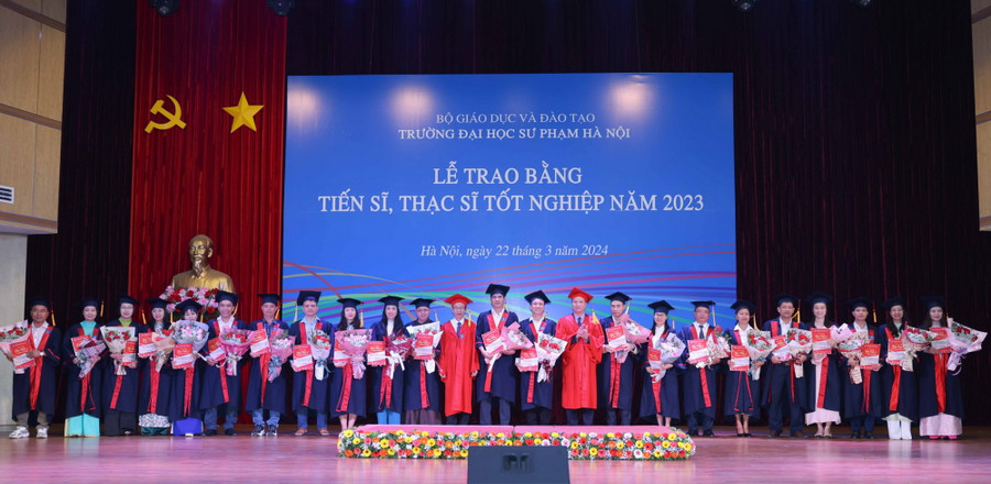 Các tân tiến sĩ, thạc sĩ nhận bằng tốt nghiệp. Các tân tiến sĩ, thạc sĩ nhận bằng tốt nghiệp.