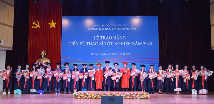 Các tân tiến sĩ, thạc sĩ nhận bằng tốt nghiệp.