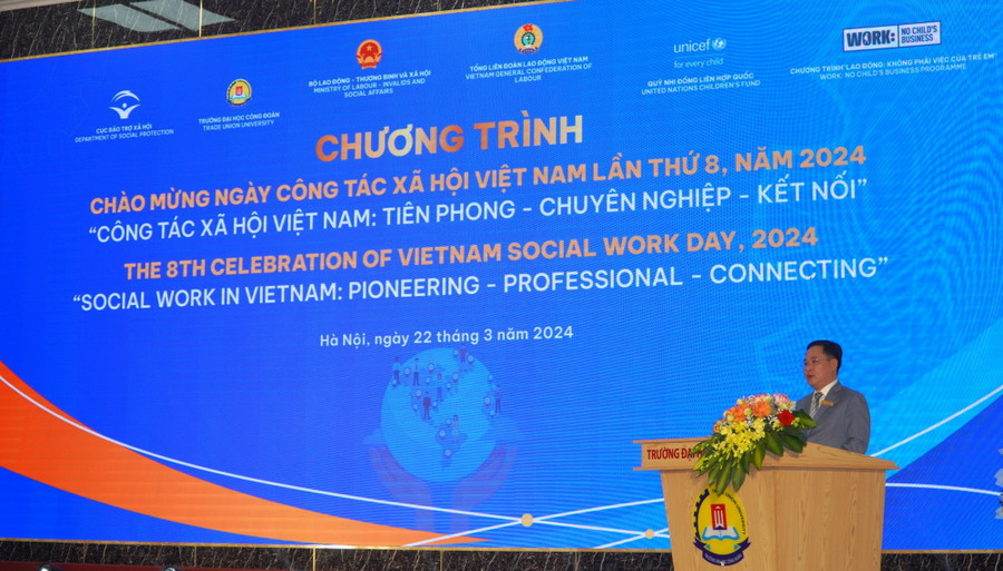 PGS.TS Lê Mạnh Hùng - Hiệu trưởng Trường ĐH Công đoàn phát biểu tại sự kiện. PGS.TS Lê Mạnh Hùng - Hiệu trưởng Trường ĐH Công đoàn phát biểu tại sự kiện.