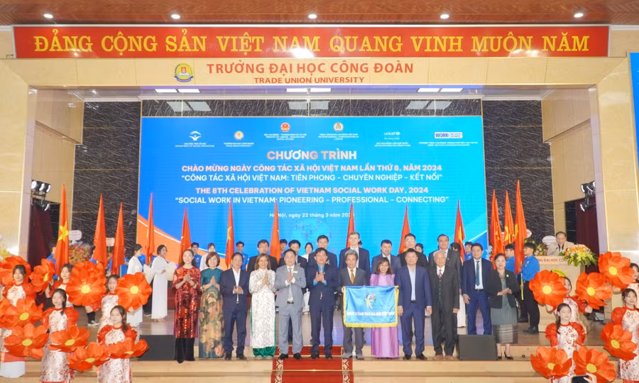Nghi thức trao cờ luân lưu cho đơn vị đăng cai chào mừng Ngày công tác xã hội Việt Nam lần thứ 9, năm 2025.