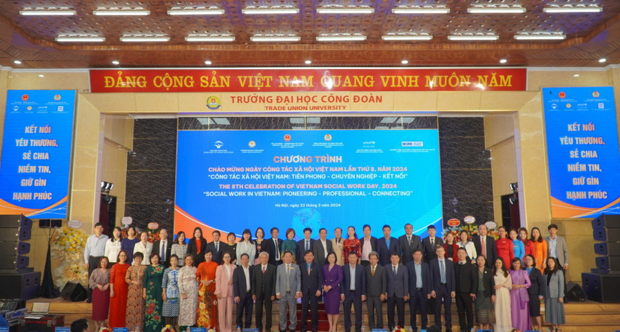 Các đại biểu tại buổi chào mừng ngày Công tác xã hội Việt Nam lần thứ 8, năm 2024. Các đại biểu tại buổi chào mừng ngày Công tác xã hội Việt Nam lần thứ 8, năm 2024.
