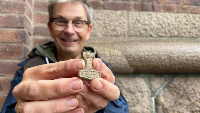 Chuyên gia Per Wranning cùng chiếc bùa Mjölnir thời Viking. Ảnh: Patricia Torvalds/Sveriges Radio. Chuyên gia Per Wranning cùng chiếc bùa Mjölnir thời Viking. Ảnh: Patricia Torvalds/Sveriges Radio.