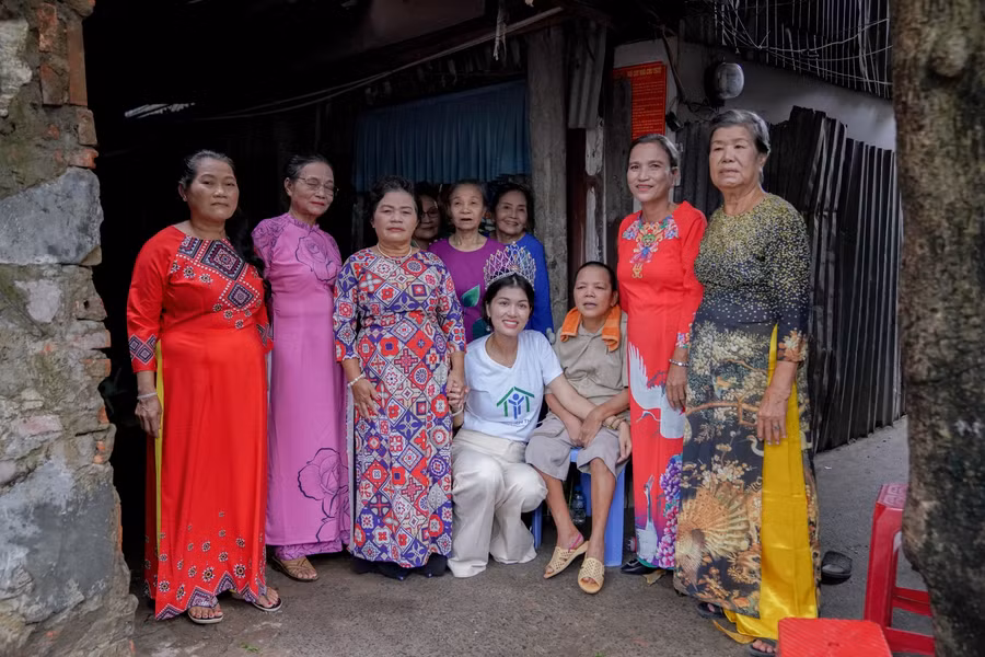 Bà Phan Thị Ngò (70 tuổi) trong bộ áo dài mới. Dịp này, những người phụ nữ không chỉ được trang điểm, họ còn được ban tổ chức tặng mỗi người một chiếc áo dài.