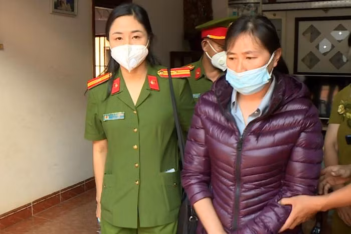 Cơ quan điều tra tiến hành bắt giữ đối tượng Bùi Thị Nguyên Sáng, nguyên Giám đốc Văn phòng Đăng ký đất đai huyện Ia Grai. Ảnh: Đình Văn.