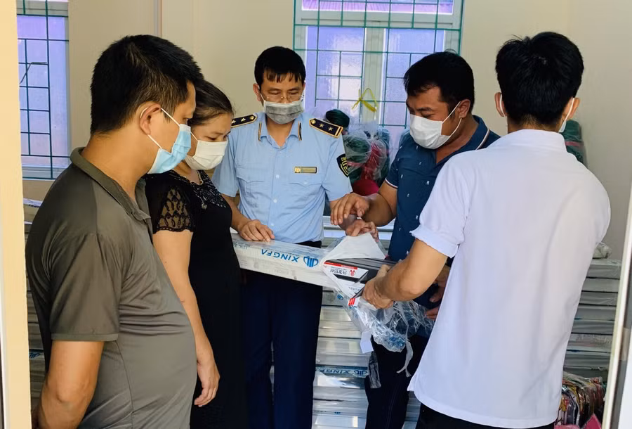 Lực lượng chức năng tiến hành kiểm tra số hàng hoá vi phạm.