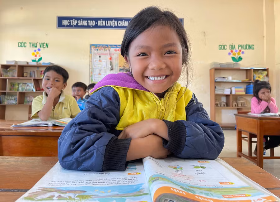 Học sinh vùng sâu, vùng xa tuy còn nhiều khó khăn nhưng vẫn cố gắng, quyết tâm vượt khó đến trường.