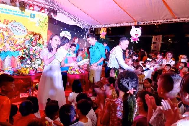 Cùng phá cỗ trung thu.