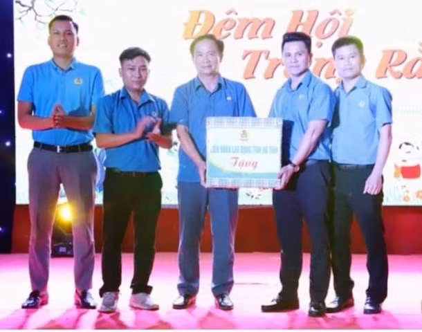 Chủ tịch Công đoàn Công ty nhận quà trung thu cho con em cán bộ, công nhân viên Formosa từ Liên đoàn Lao động tỉnh Hà Tĩnh.