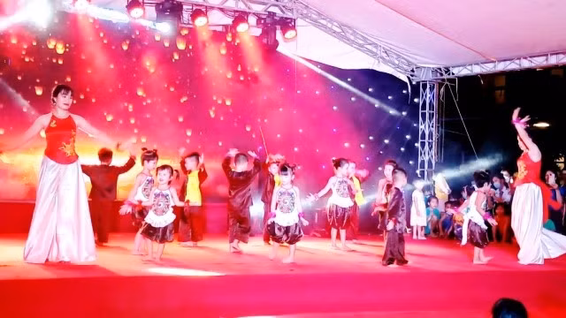 Một số tiết mục văn nghệ tại Đêm hội trăng rằm, do Công đoàn Công ty TNHH Gang thép Hưng Nghiệp Formosa Hà Tĩnh tổ chức.