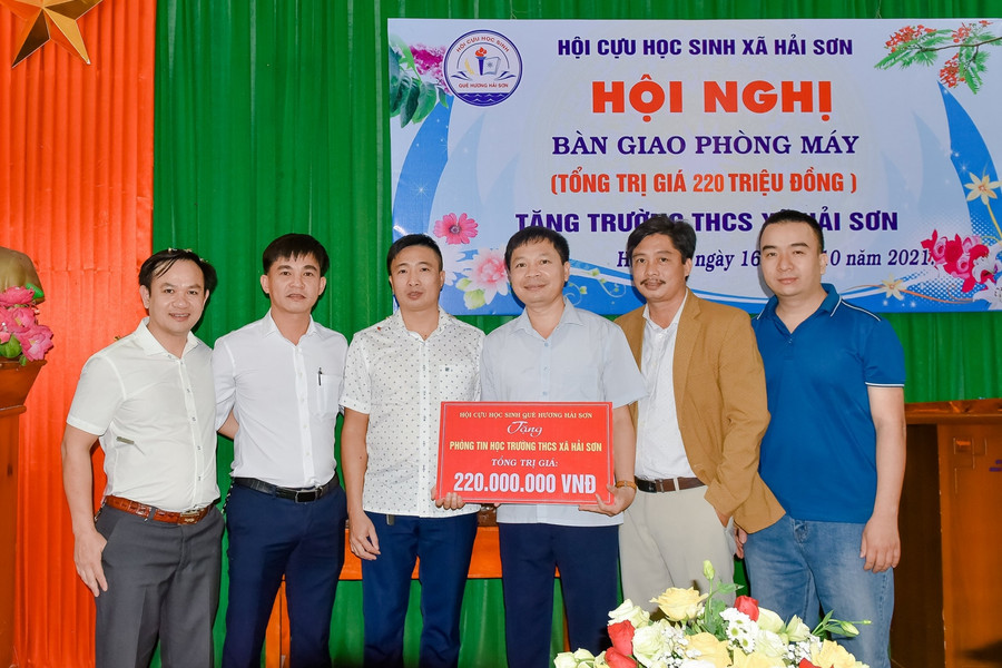 Hội cựu học sinh xã Hải Sơn trao tặng trường phòng máy trị giá 220.000.000đ. Hội cựu học sinh xã Hải Sơn trao tặng trường phòng máy trị giá 220.000.000đ.