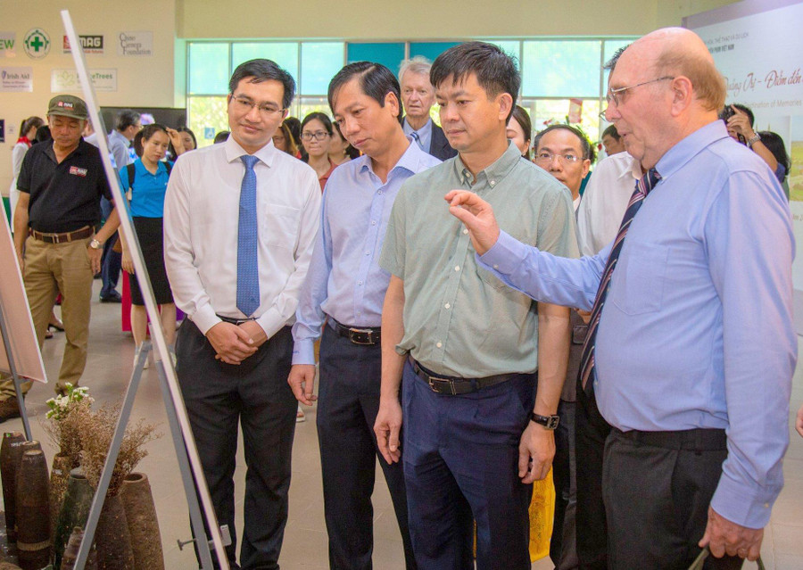 Lãnh đạo tỉnh Quảng Trị và khách nước ngoài tham dự triển lãm. Lãnh đạo tỉnh Quảng Trị và khách nước ngoài tham dự triển lãm.