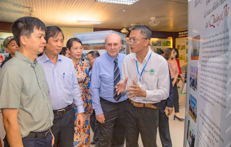 Triển lãm giới thiệu 200 bức ảnh, áp phích với nhiều chủ đề. Triển lãm giới thiệu 200 bức ảnh, áp phích với nhiều chủ đề.