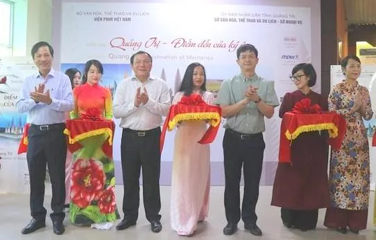 Lãnh đạo Bộ VH-TT&DL và tỉnh Quảng Trị thực hiện nghi thức khai mạc triển lãm “Quảng Trị - Điểm đến của ký ức”. 