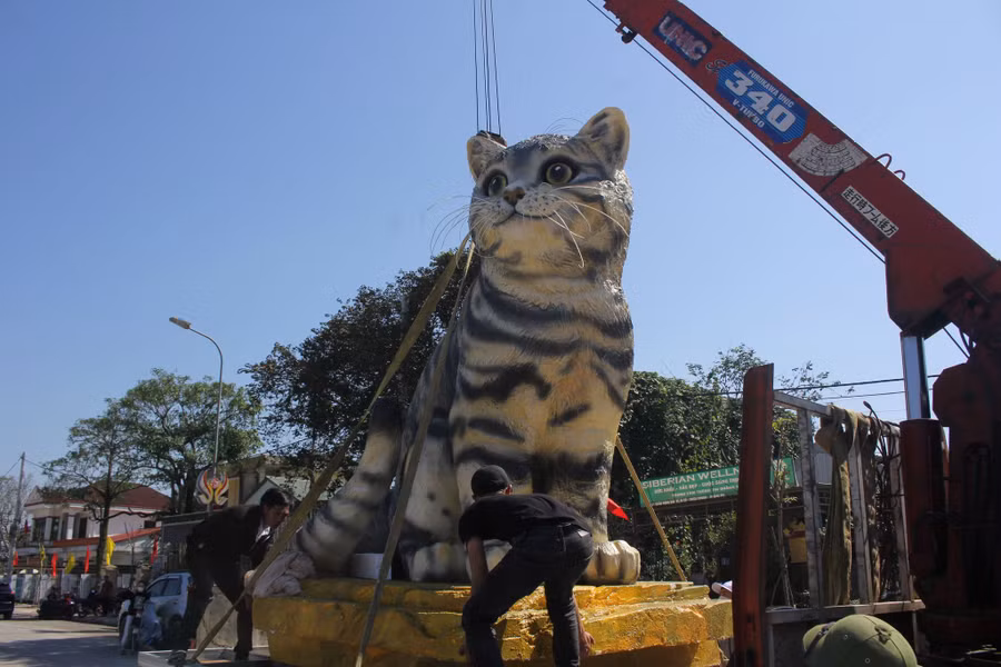 Bức tượng mèo được đặt trên đế, hình dáng khá giống với mèo thật. Tượng có chiều cao 3,1m (kể cả chân đế), rộng 2,2m và dài 2,8m. (Ảnh: Đ. Đức).