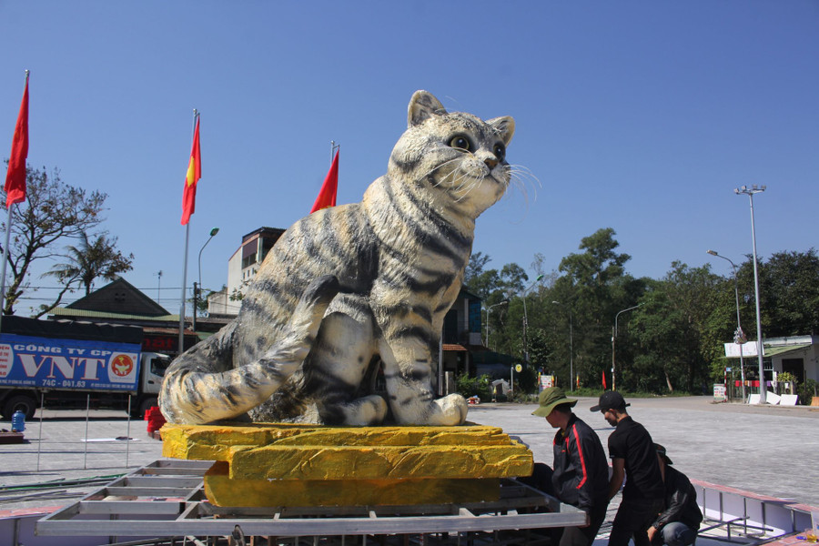 Tượng mèo do anh Đinh Văn Tâm (32 tuổi, trú tại thôn An Giạ, xã Triệu Độ, huyện Triệu Phong, tỉnh Quảng Trị) và một số công nhân thi công. Theo anh Đinh Văn Tâm, bên trong bức tượng là xốp, còn bên ngoài là thạch cao. Để hoàn thiện bức tượng mèo, anh cùng một số công nhân mất 10 ngày vừa nhận vật liệu vừa hoàn thiện. "Do thời gian ngắn nên anh em phải gấp rút làm cả ngày lẫn đêm mới hoàn thiện”, anh Tâm chia sẻ. (Ảnh: Đ. Đức). Tượng mèo do anh Đinh Văn Tâm (32 tuổi, trú tại thôn An Giạ, xã Triệu Độ, huyện Triệu Phong, tỉnh Quảng Trị) và một số công nhân thi công. Theo anh Đinh Văn Tâm, bên trong bức tượng là xốp, còn bên ngoài là thạch cao. Để hoàn thiện bức tượng mèo, anh cùng một số công nhân mất 10 ngày vừa nhận vật liệu vừa hoàn thiện. "Do thời gian ngắn nên anh em phải gấp rút làm cả ngày lẫn đêm mới hoàn thiện”, anh Tâm chia sẻ. (Ảnh: Đ. Đức).