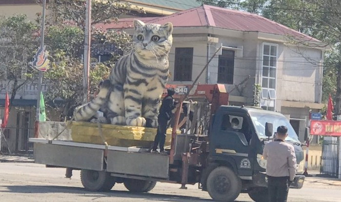 Lãnh đạo UBND huyện Triệu Phong cho biết, để tạo không khí đón chào năm mới Quý Mão 2023, đơn vị đã giao UBND thị trấn Ái Tử trang trí quảng trường và tạo hình linh vật mèo. "Kinh phí để tạo hình linh vật mèo là 31 triệu đồng. Những ngày tới, UBND thị trấn Ái Tử tiếp tục trang trí ở quảng trường, để tới đây tổ chức một số hoạt động văn hóa văn nghệ, bài chòi, và cho phép người dân bán hoa ở đó để tạo không khí", lãnh đạo UBND huyện Triệu Phong thông tin. (Ảnh: Xuân Thạch). Lãnh đạo UBND huyện Triệu Phong cho biết, để tạo không khí đón chào năm mới Quý Mão 2023, đơn vị đã giao UBND thị trấn Ái Tử trang trí quảng trường và tạo hình linh vật mèo. "Kinh phí để tạo hình linh vật mèo là 31 triệu đồng. Những ngày tới, UBND thị trấn Ái Tử tiếp tục trang trí ở quảng trường, để tới đây tổ chức một số hoạt động văn hóa văn nghệ, bài chòi, và cho phép người dân bán hoa ở đó để tạo không khí", lãnh đạo UBND huyện Triệu Phong thông tin. (Ảnh: Xuân Thạch).