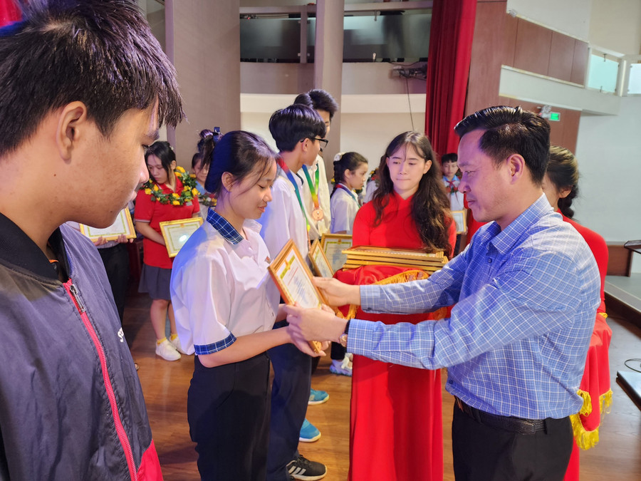 Ông Lưu Tiến Quang, Chủ tịch Công đoàn ngành Giáo dục tỉnh, Phó Giám đốc Sở GD&ĐT trao giải ba cho các đề tài. (Ảnh: TT)