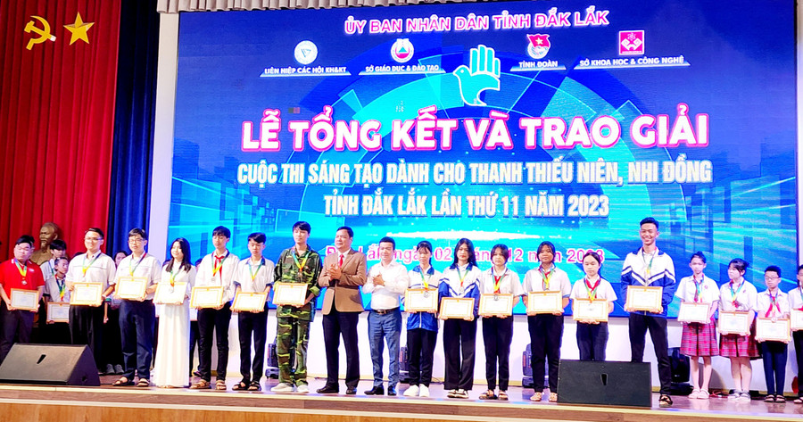 Ban tổ chức trao giải nhì cho các đề tài. (Ảnh: TT)