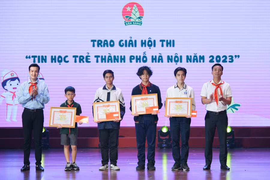 Phó Bí thư Thường trực Thành đoàn, Chủ tịch Hội Liên hiệp thanh niên Việt Nam thành phố Hà Nội Nguyễn Đức Tiến và Chủ tịch Hội đồng Đội thành phố Hà Nội Đào Đức Việt trao thưởng cho các thí sinh đoạt giải Nhất hội thi Tin học trẻ thành phố Hà Nội năm 2023.