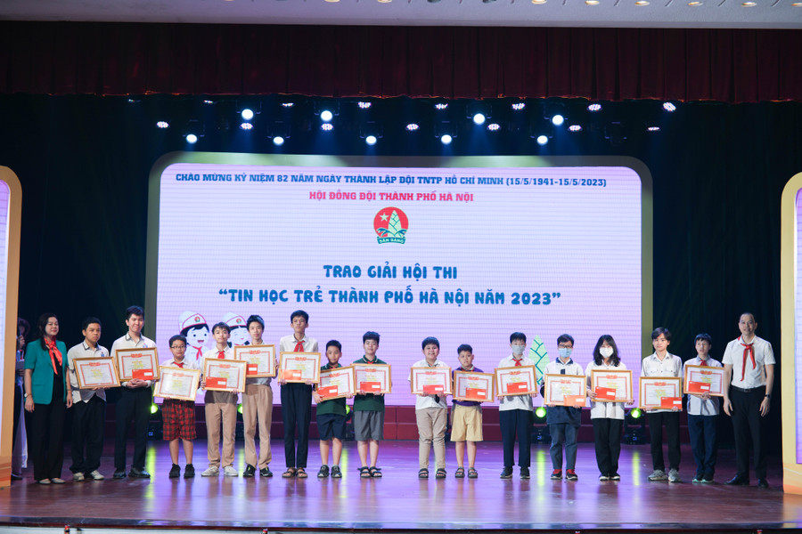 Dịp này, Hội đồng Đội thành phố trao giải thưởng cho 73 em thiếu nhi đạt giải Nhất, Nhì, Ba cuộc thi vẽ tranh “Hà Nội trong em”, cuộc thi “Book review - Trang sách xanh nuôi dưỡng ước mơ hồng” và Hội thi Tin học trẻ thành phố Hà Nội năm 2023. Dịp này, Hội đồng Đội thành phố trao giải thưởng cho 73 em thiếu nhi đạt giải Nhất, Nhì, Ba cuộc thi vẽ tranh “Hà Nội trong em”, cuộc thi “Book review - Trang sách xanh nuôi dưỡng ước mơ hồng” và Hội thi Tin học trẻ thành phố Hà Nội năm 2023.