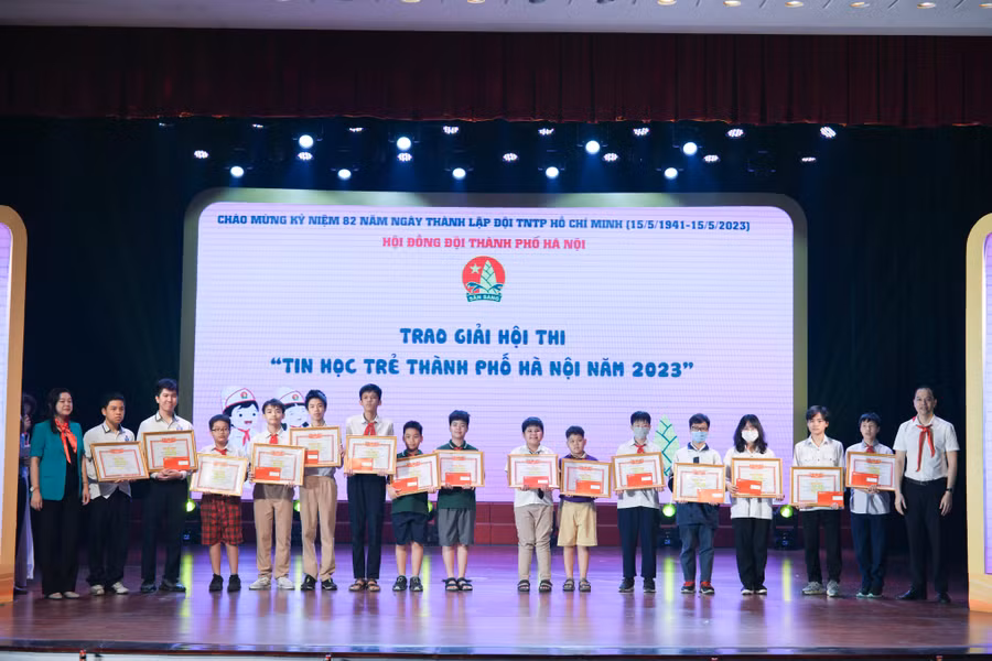 Dịp này, Hội đồng Đội thành phố trao giải thưởng cho 73 em thiếu nhi đạt giải Nhất, Nhì, Ba cuộc thi vẽ tranh “Hà Nội trong em”, cuộc thi “Book review - Trang sách xanh nuôi dưỡng ước mơ hồng” và Hội thi Tin học trẻ thành phố Hà Nội năm 2023.