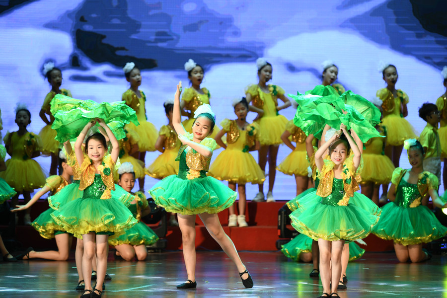 Những tiết mục văn nghệ của các em thiếu nhi TP Hà Nội chào mừng. Những tiết mục văn nghệ của các em thiếu nhi TP Hà Nội chào mừng.