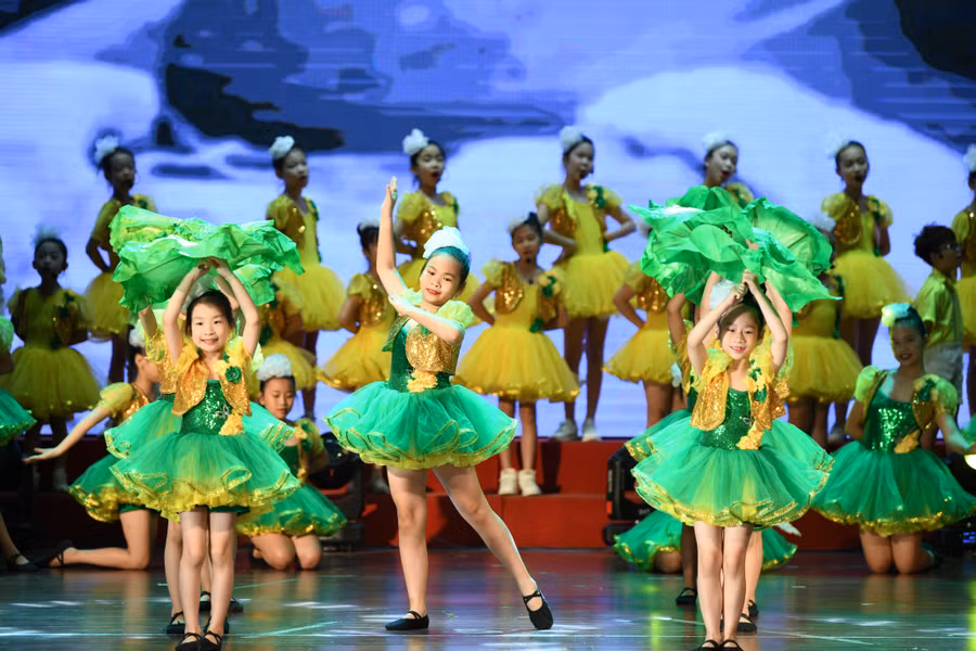 Những tiết mục văn nghệ của các em thiếu nhi TP Hà Nội chào mừng.