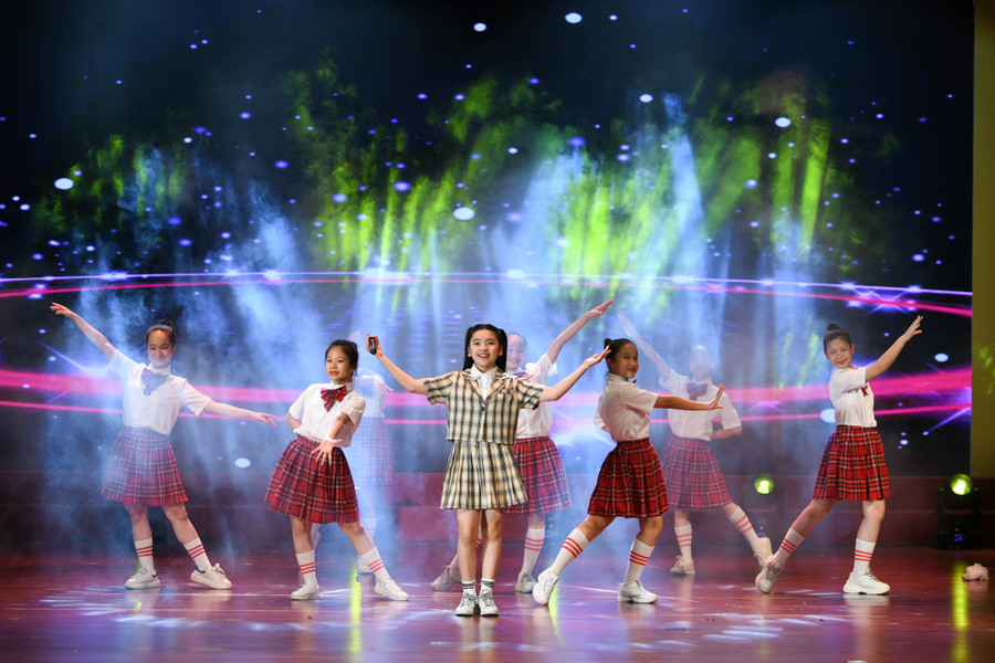 Những tiết mục văn nghệ của các em thiếu nhi TP Hà Nội chào mừng. Những tiết mục văn nghệ của các em thiếu nhi TP Hà Nội chào mừng.