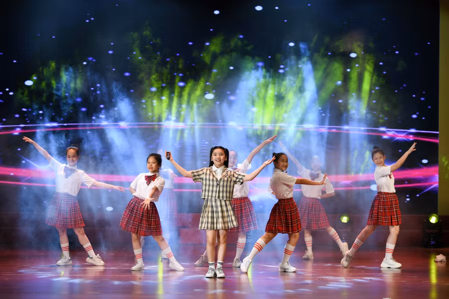 Những tiết mục văn nghệ của các em thiếu nhi TP Hà Nội chào mừng.