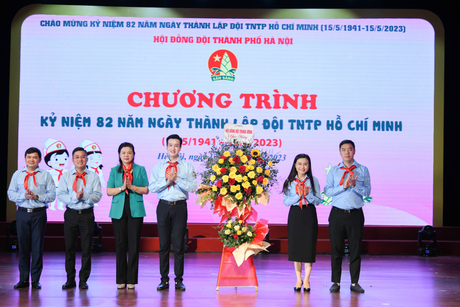 Lãnh đạo Trung ương Đoàn - Hội đồng Đội Trung ương tặng hoa chúc mừng. Lãnh đạo Trung ương Đoàn - Hội đồng Đội Trung ương tặng hoa chúc mừng.