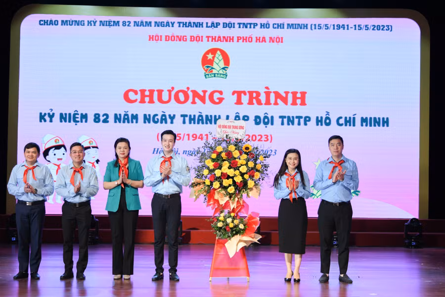 Lãnh đạo Trung ương Đoàn - Hội đồng Đội Trung ương tặng hoa chúc mừng.
