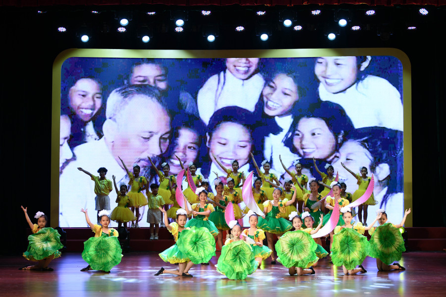 Những tiết mục văn nghệ của các em thiếu nhi TP Hà Nội chào mừng. Những tiết mục văn nghệ của các em thiếu nhi TP Hà Nội chào mừng.